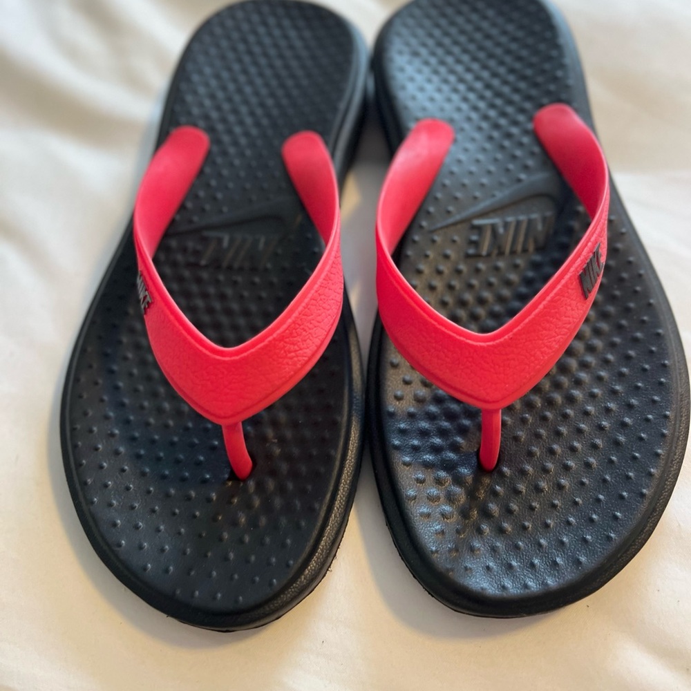 Nike Black and Pink Flip Flops NEW W/O TAGS NEVER WORN Size 10